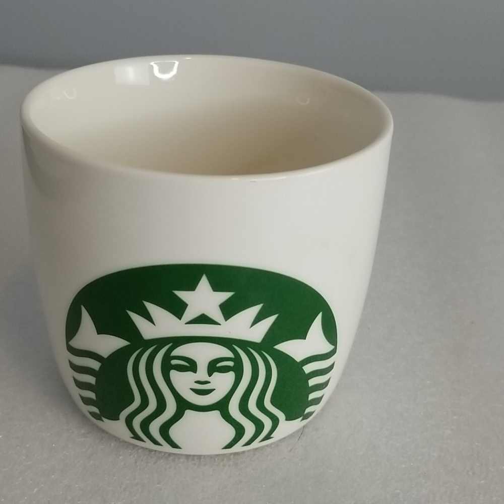 2017 Starbucks 16.9 FL Mug White & Green